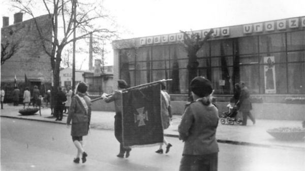 1 maja 1973 roku, a w tle sławna restauracja 